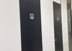 黑白拼色衛生間隔
